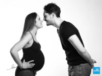 Photo de couple de grossesse en noir et blanc