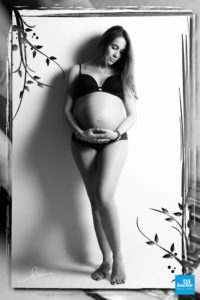 Portrait de grossesse en noir et blanc