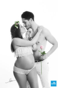 Photo de couple en shooting de grossesse, rose