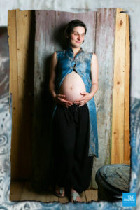 Portrait de femme enceinte en shooting studio à Saintes