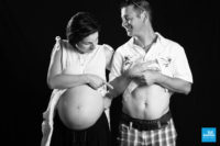Photo humour de grossesse sur fond noir