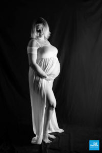 Photo d'une femme enceinte sur fond noir