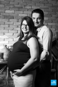 Photo en noir et blanc à l'occasion d'un shooting studio de grossesse