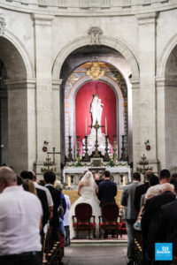 photo de reportage de mariage pendant la cérémonie dans l'église