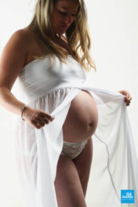 Femme enceinte avec robe blanche en shooting photo à Saintes