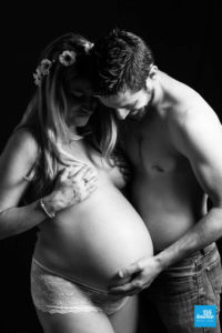 Photo de couple à l'occasion d'un shooting de grossesse, en noir et blanc