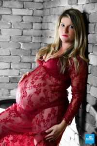 Portrait photo d'une femme enceinte en shooting à Saintes