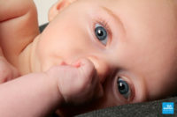 Portrait de bébé au yeux bleus