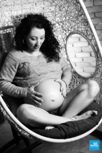 Photo en noir et blanc de femme enceinte au studio de Saintes
