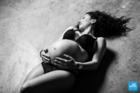 Femme enceinte en noir et blanc