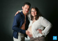 Photo de grossesse en couple sur fond noir