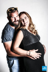 Photo de couple en studio pendant la grossesse