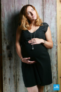 Portrait studio d'une femme enceinte