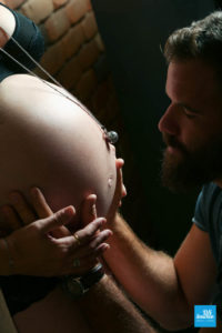 Photo de grossesse, le futur papa regarde le ventre