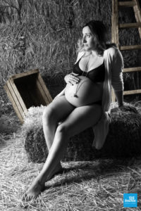 Portrait photo de grossesse au studio de Saintes