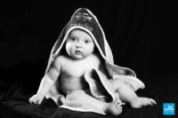 Photo noir et blanc de bébé par votre photographe à Saintes