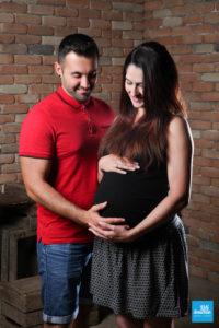 Photo de grossesse en couple dans les décors du studio de Saintes