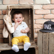 Bébé dans une caisse en séance photo en studio