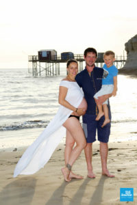 Photo de famille et de grossesse sur la plage le soir