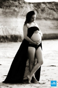 Photo de grossesse en extérieur sur la plage