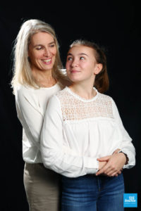 La mère et sa fille en shooting studio famille