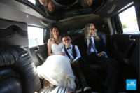 Photo de reportage de mariage dans la voiture de la mariée