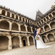 Photo de mariage à La Rochefoucauld, couple dans la cour du château