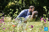 Photo de couple de mariage dans les fleurs d'un parc